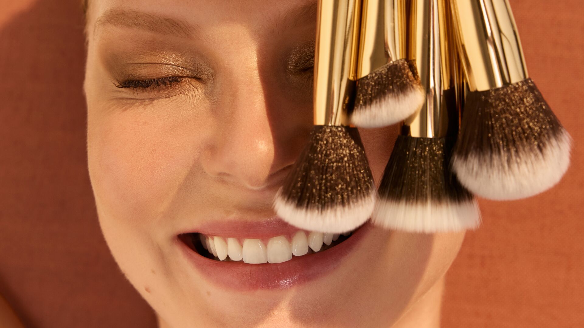blog-luxe-brush-set.jpg summer_bronzing_collection_evening_bronze_CSL_model_1