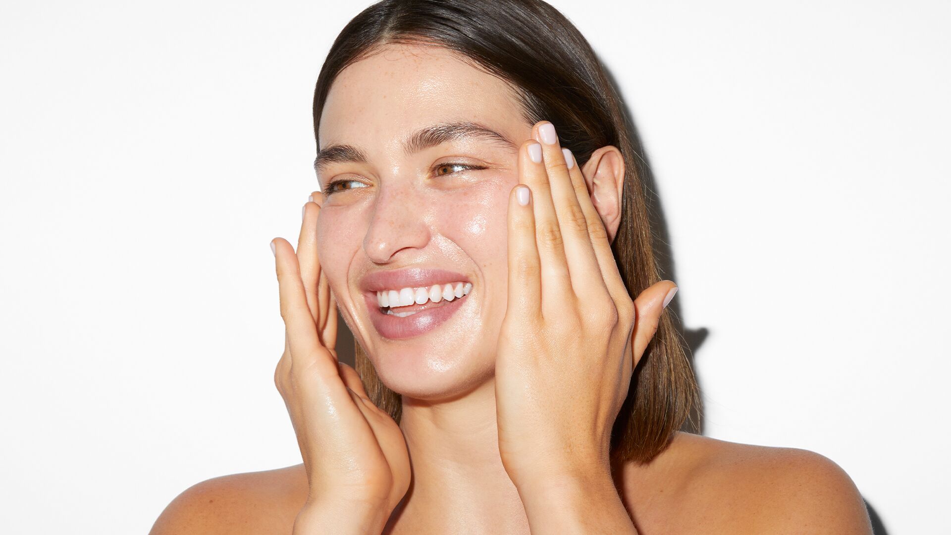 Bronzed model applying SPF30